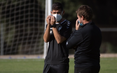 Antonio Hidalgo conversa amb Ignasi Salafranca en un entrenament | Roger Benet